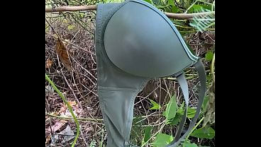 Bra wanita di kebun