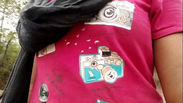 गांव की गवार लड़की ने खेत में जाकर चूत चुदवाली