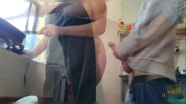 Me Follo a mi Tia de Tetas Enormes mientras hace la Comida